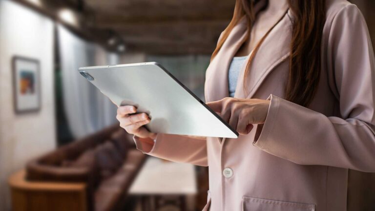 donna che utilizza un tablet per accedere alla cassa in cloud